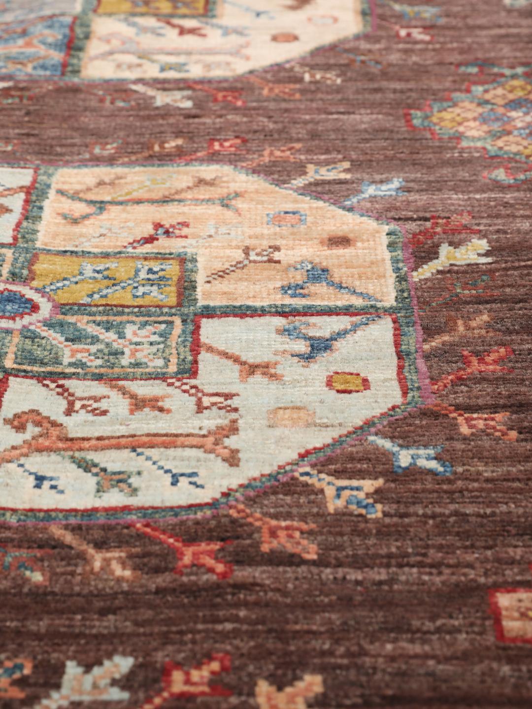 Un tapis couloir unique fait main de couleur brune originaire d'Afghanistan