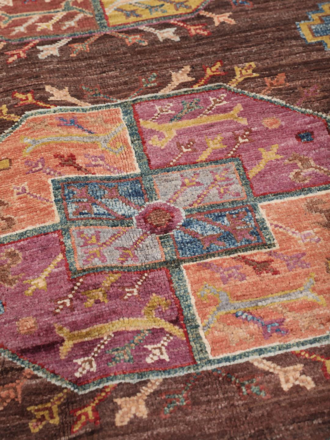 Un tapis couloir unique fait main de couleur brune originaire d'Afghanistan