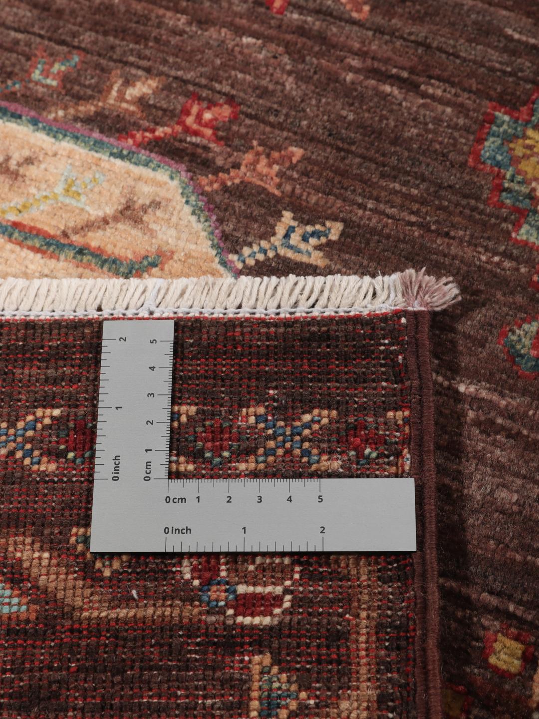 Un tapis couloir unique fait main de couleur brune originaire d'Afghanistan