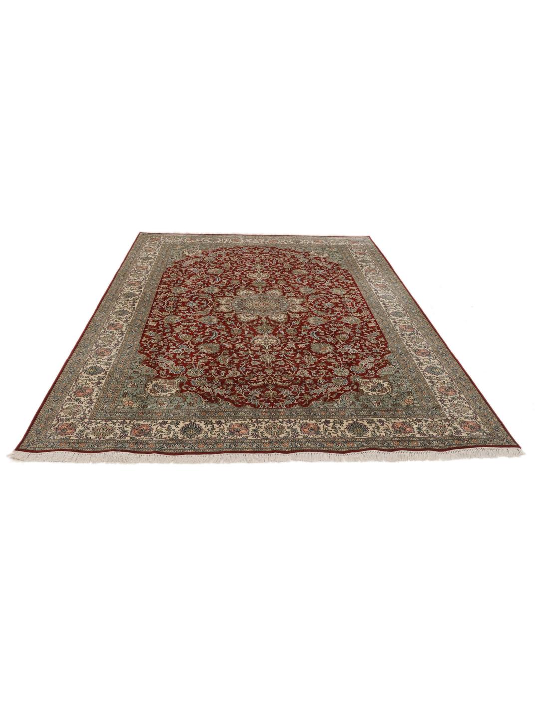 Et håndknyttet rødt Kashmir-silketæppe med et detaljeret blomstermedallion-design fra Indien.