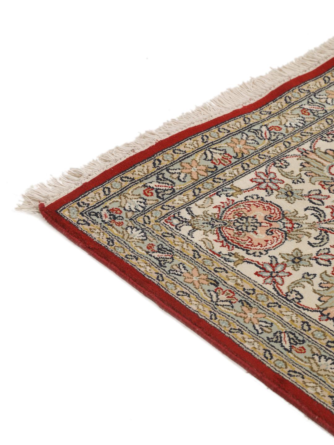 Et håndknyttet rødt Kashmir-silketæppe med et detaljeret blomstermedallion-design fra Indien.