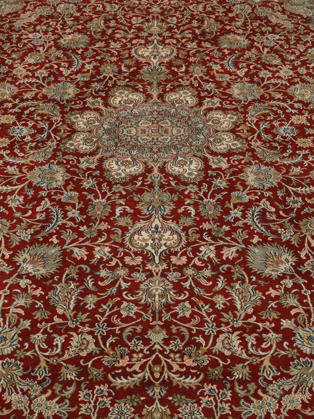 Et håndknyttet rødt Kashmir-silketæppe med et detaljeret blomstermedallion-design fra Indien.