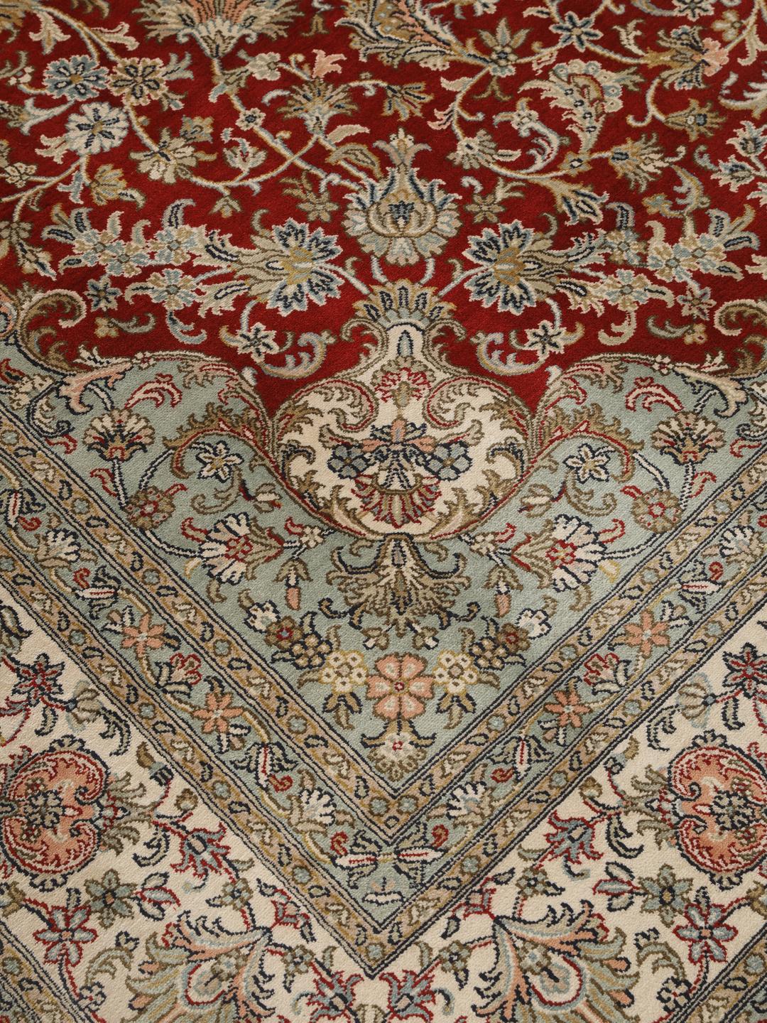 Et håndknyttet rødt Kashmir-silketæppe med et detaljeret blomstermedallion-design fra Indien.