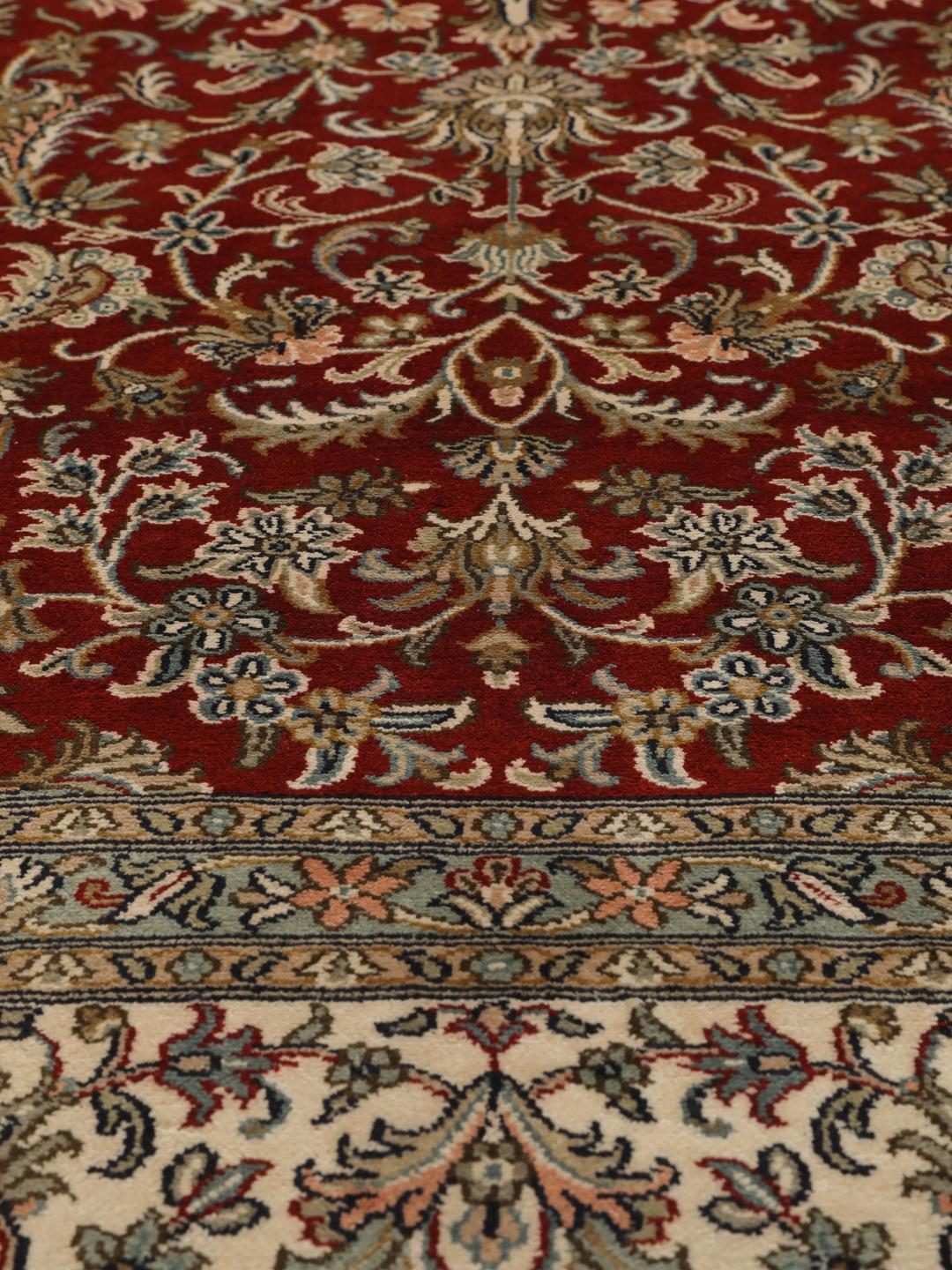 Et håndknyttet rødt Kashmir-silketæppe med et detaljeret blomstermedallion-design fra Indien.