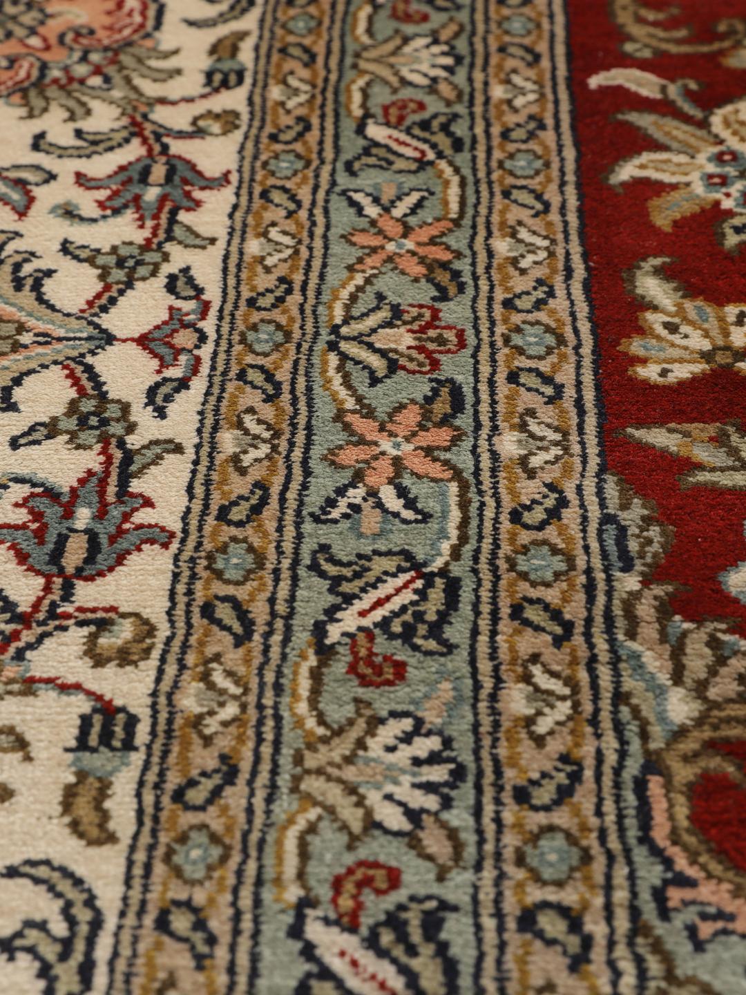Et håndknyttet rødt Kashmir-silketæppe med et detaljeret blomstermedallion-design fra Indien.