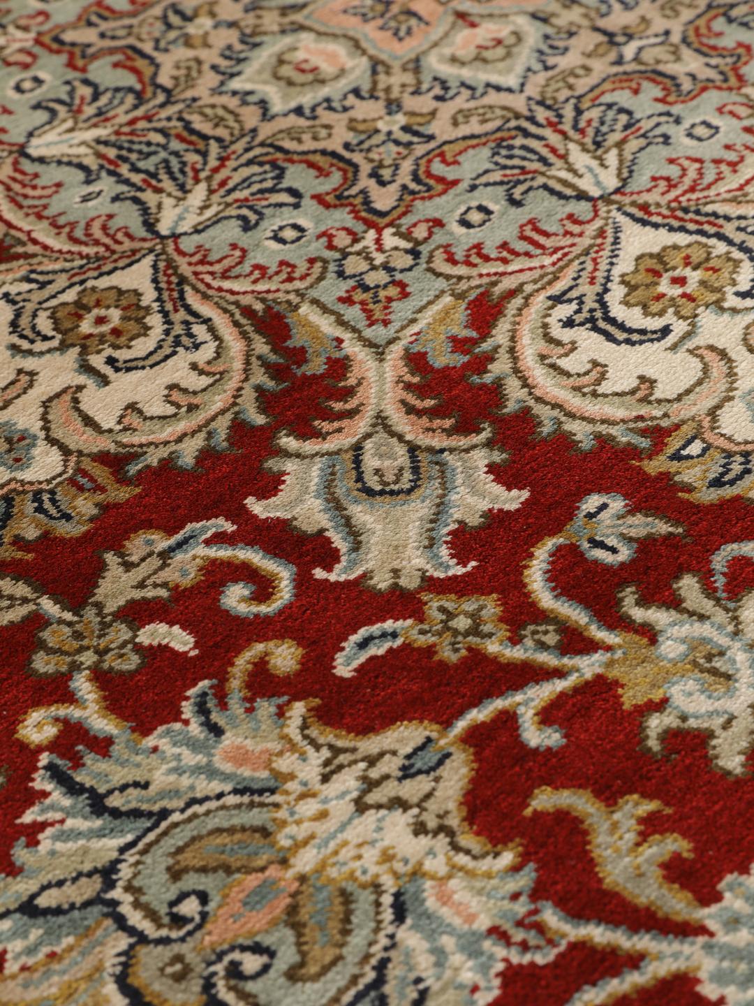 Et håndknyttet rødt Kashmir-silketæppe med et detaljeret blomstermedallion-design fra Indien.