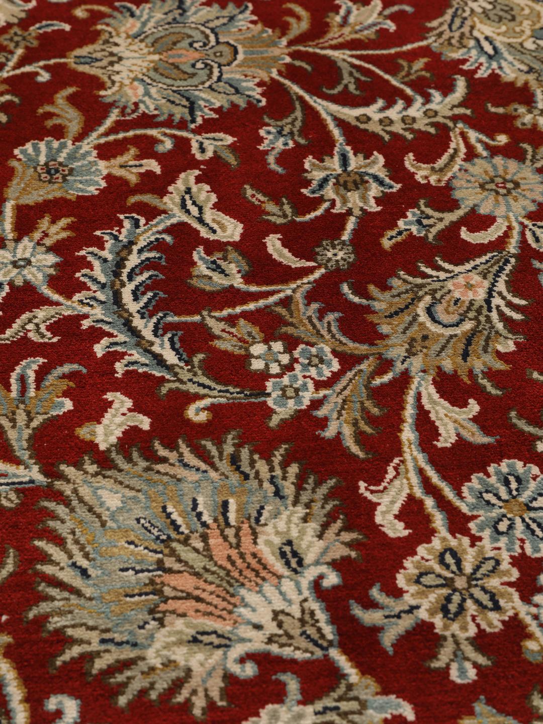Et håndknyttet rødt Kashmir-silketæppe med et detaljeret blomstermedallion-design fra Indien.