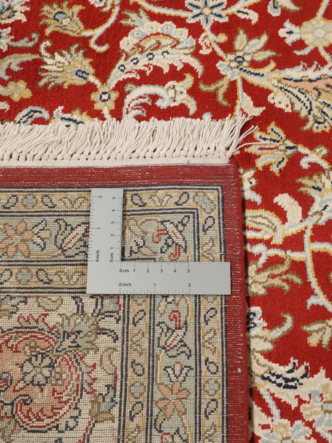 Et håndknyttet rødt Kashmir-silketæppe med et detaljeret blomstermedallion-design fra Indien.