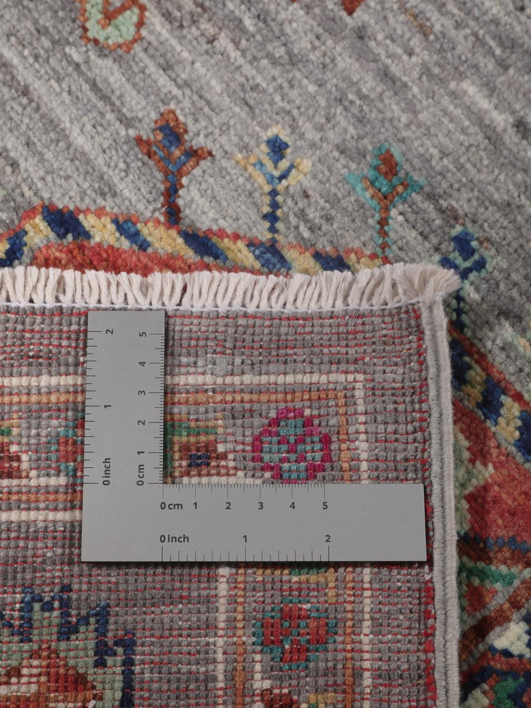 Covor afgan înnodat manual cu medalioane colorate vibrante pe un fundal gri