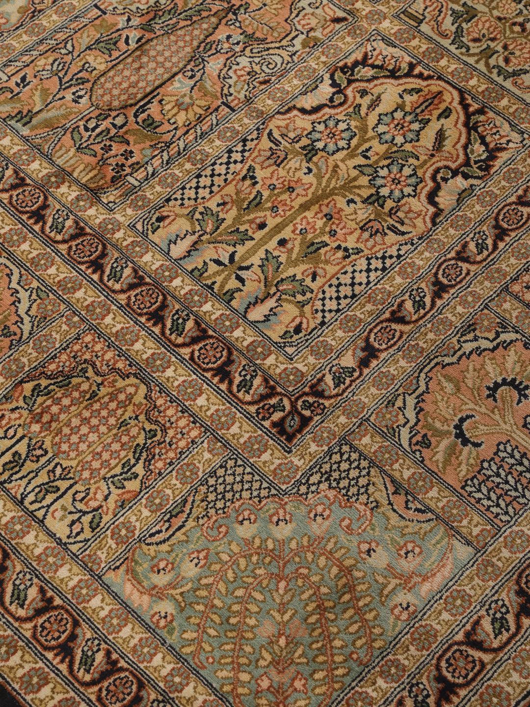 Et luksuriøst håndknyttet indisk Kashmir-silketæppe med et detaljeret haveinspireret mønster i beige og flerfarvede nuancer.