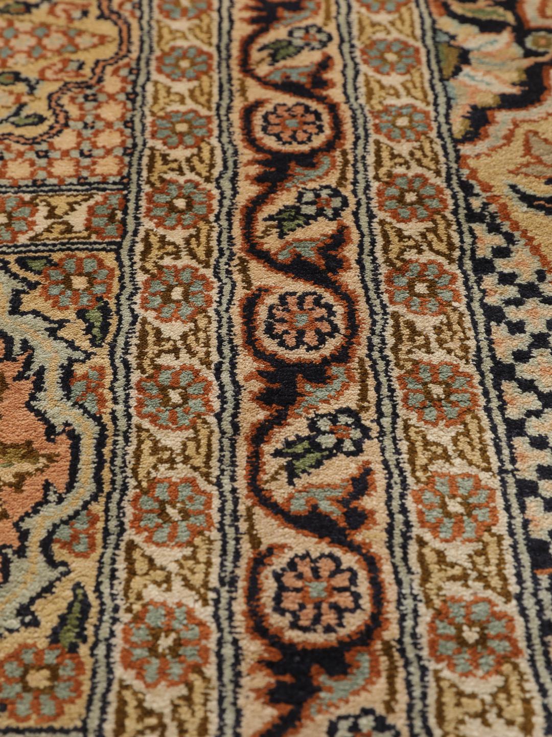 Et luksuriøst håndknyttet indisk Kashmir-silketæppe med et detaljeret haveinspireret mønster i beige og flerfarvede nuancer.