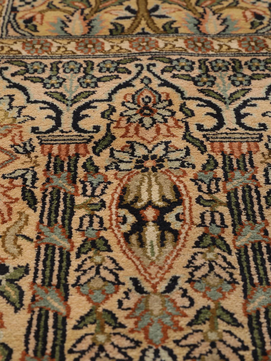 Et luksuriøst håndknyttet indisk Kashmir-silketæppe med et detaljeret haveinspireret mønster i beige og flerfarvede nuancer.