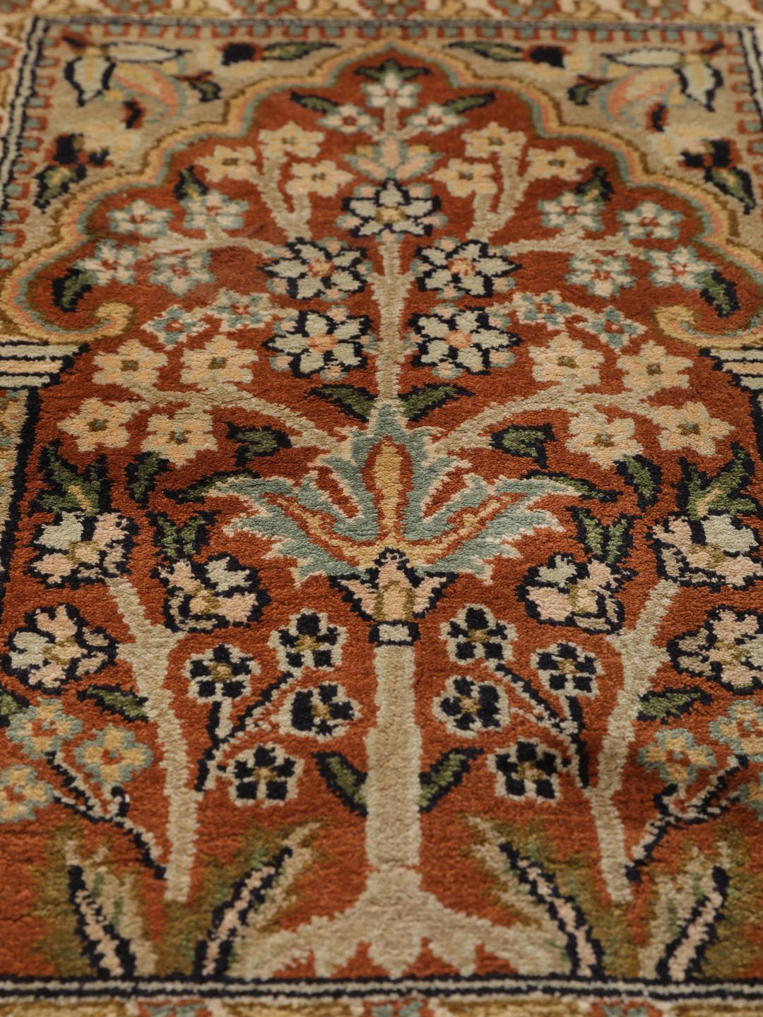 Et luksuriøst håndknyttet indisk Kashmir-silketæppe med et detaljeret haveinspireret mønster i beige og flerfarvede nuancer.