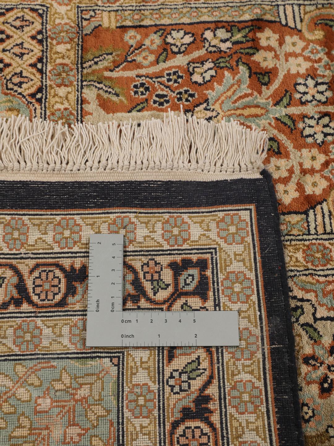 Et luksuriøst håndknyttet indisk Kashmir-silketæppe med et detaljeret haveinspireret mønster i beige og flerfarvede nuancer.