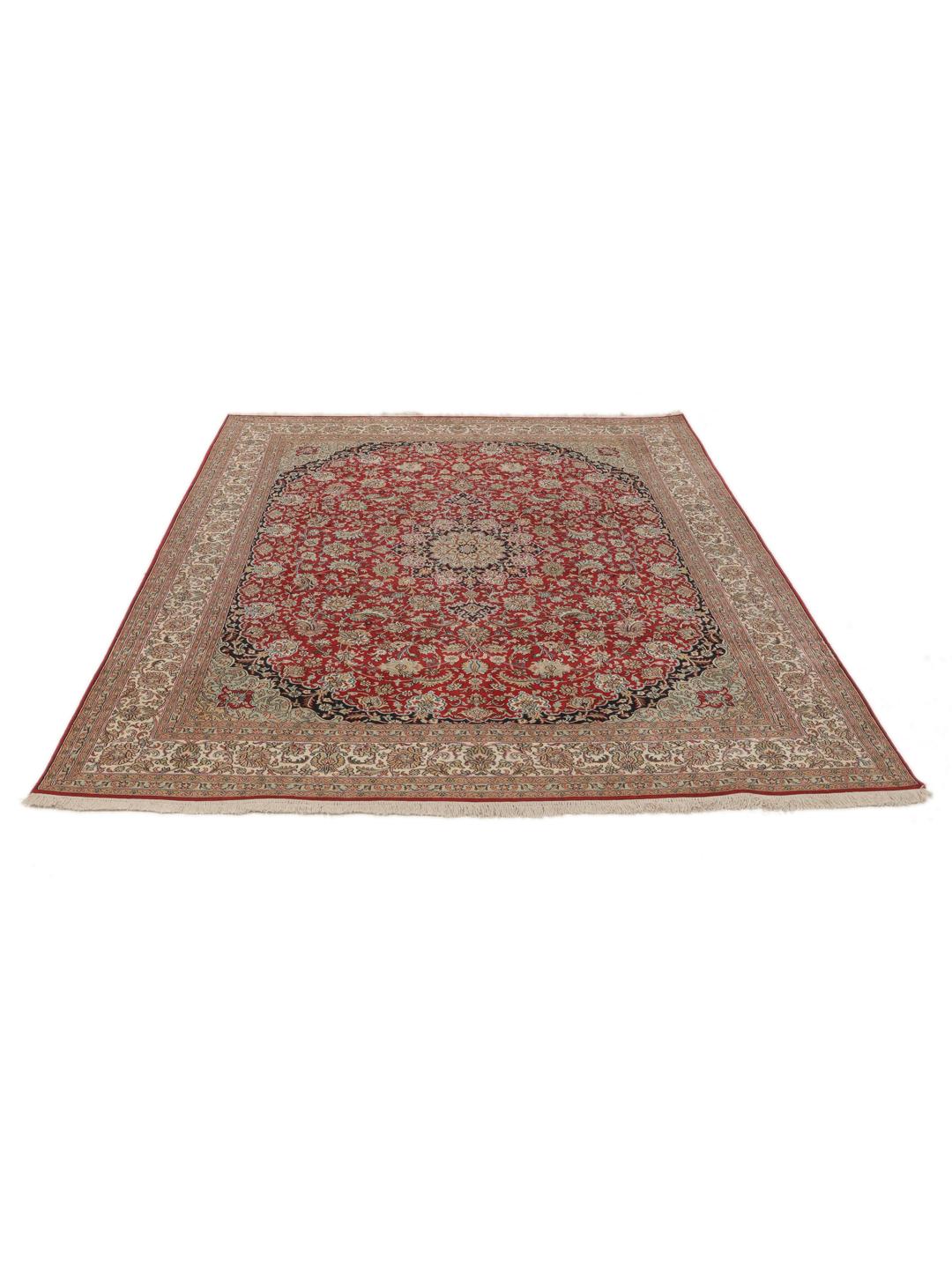 Et håndknyttet Kashmir-silketæppe fra Indien med et indviklet blomstermedallion-mønster i røde og beige nuancer.