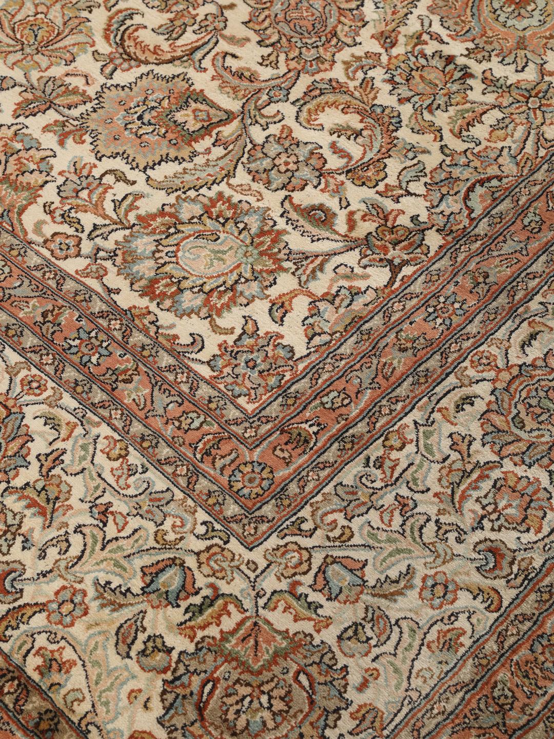 Håndknyttet Kashmir-silketæppe fra Indien med indviklede blomstermønstre i beige og bløde nuancer.