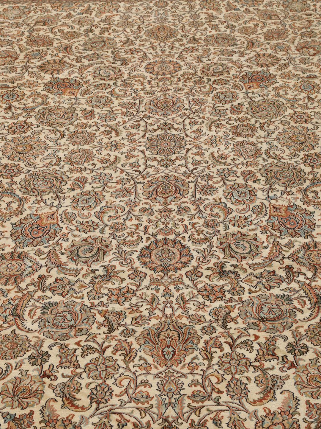 Håndknyttet Kashmir-silketæppe fra Indien med indviklede blomstermønstre i beige og bløde nuancer.