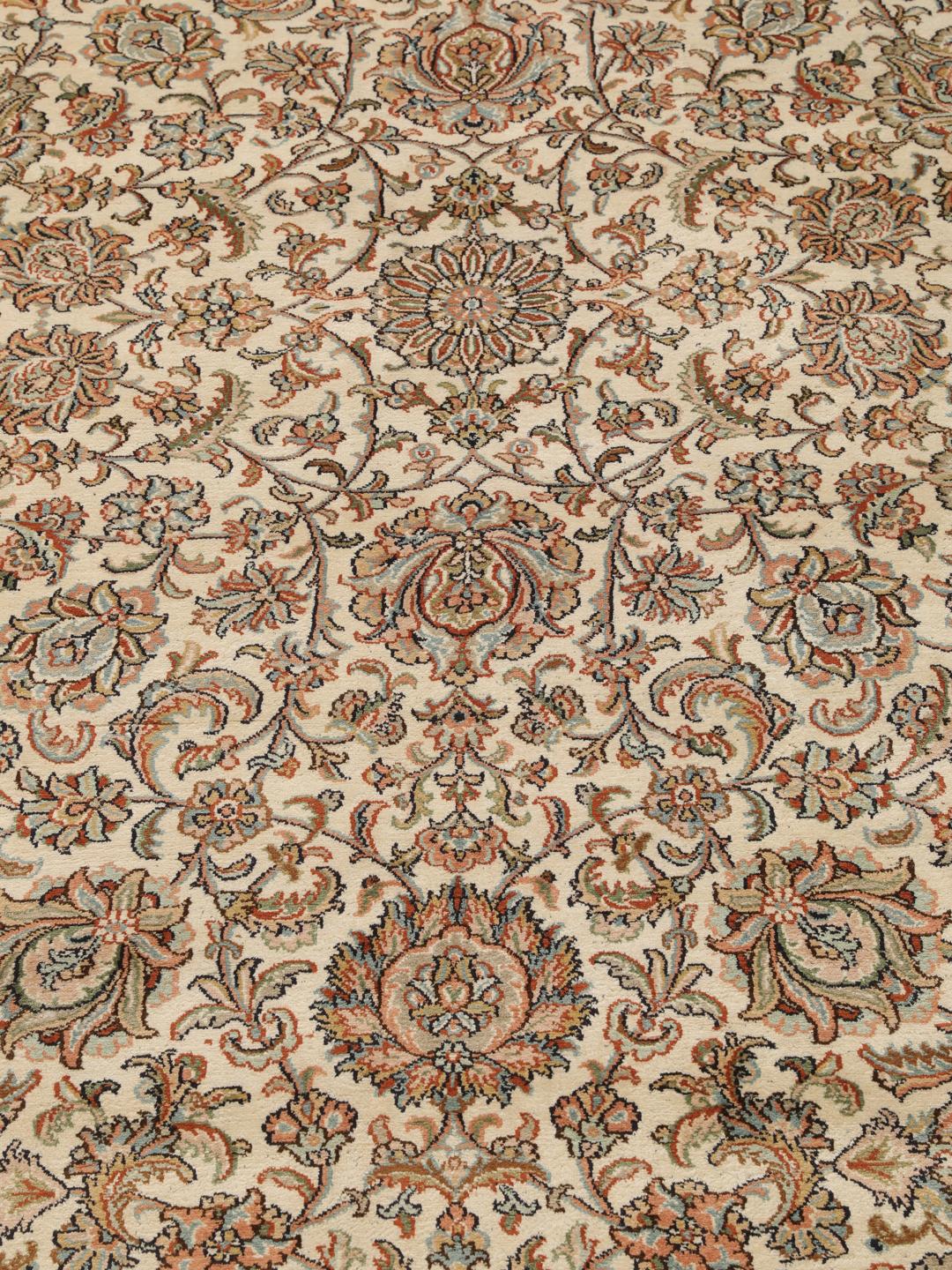 Håndknyttet Kashmir-silketæppe fra Indien med indviklede blomstermønstre i beige og bløde nuancer.