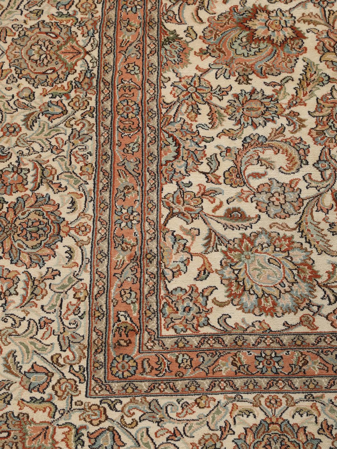 Håndknyttet Kashmir-silketæppe fra Indien med indviklede blomstermønstre i beige og bløde nuancer.