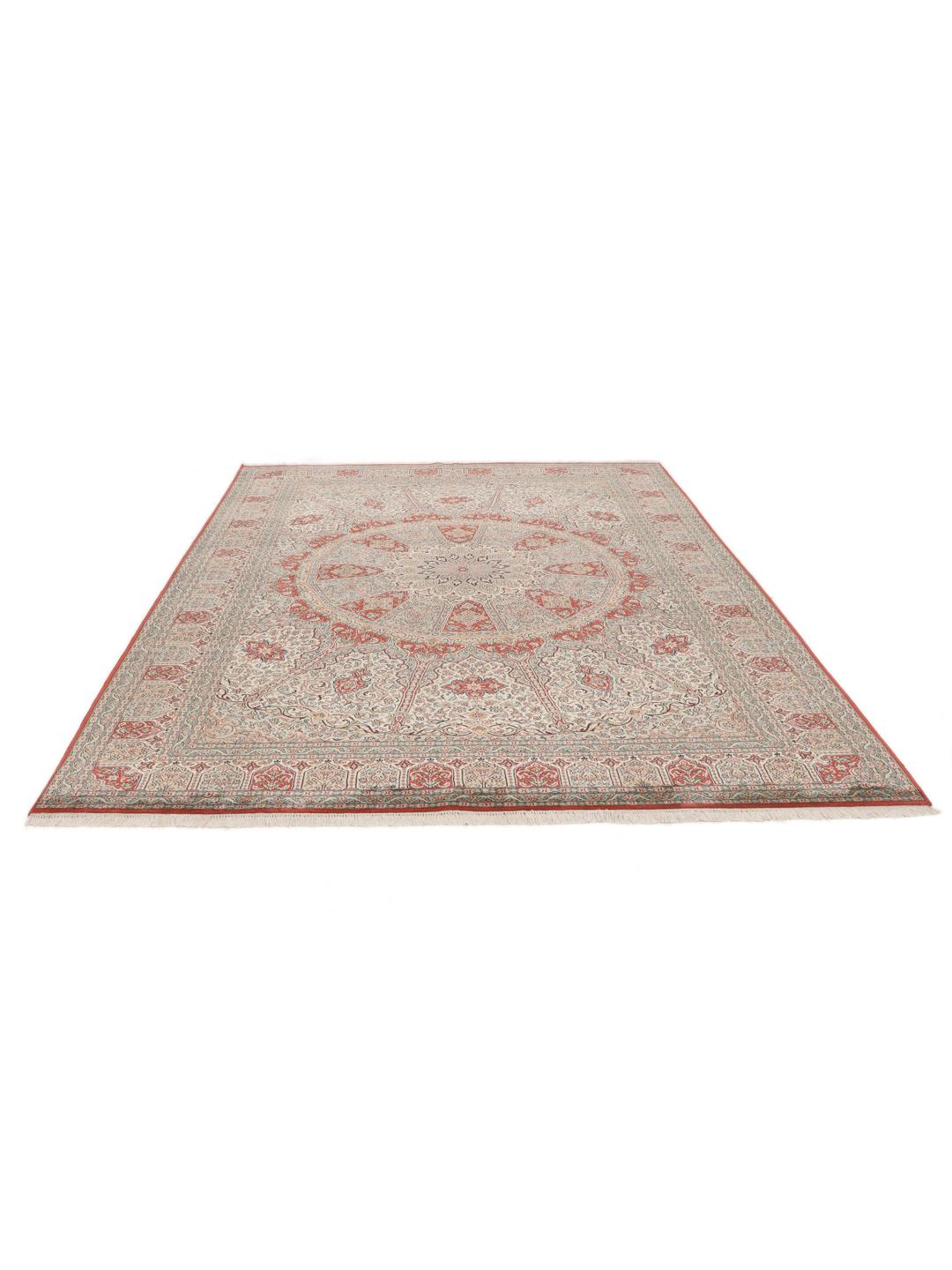 Et luksuriøst håndknyttet Kashmir-silketæppe fra Indien med komplekse røde og beige blomstermotiver.