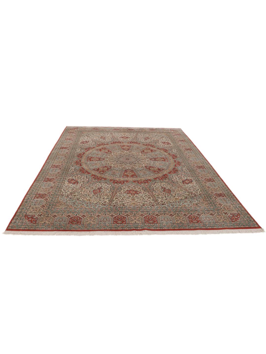 Et luksuriøst håndknyttet Kashmir-silketæppe fra Indien med komplekse røde og beige blomstermotiver.