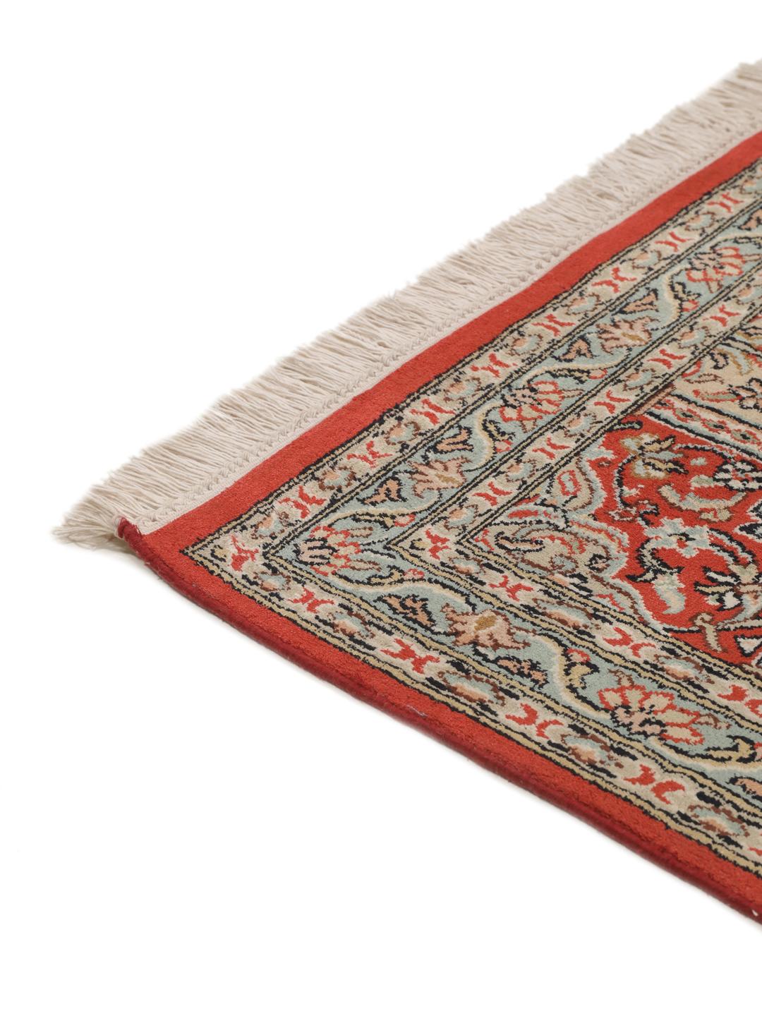 Et luksuriøst håndknyttet Kashmir-silketæppe fra Indien med komplekse røde og beige blomstermotiver.