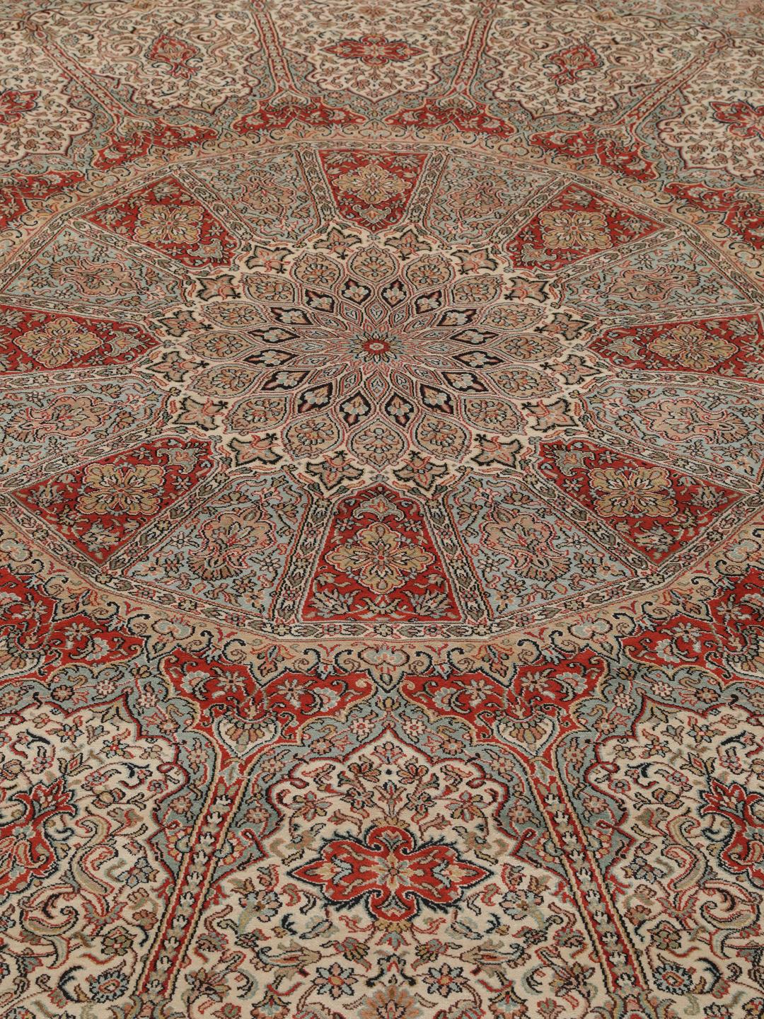Et luksuriøst håndknyttet Kashmir-silketæppe fra Indien med komplekse røde og beige blomstermotiver.