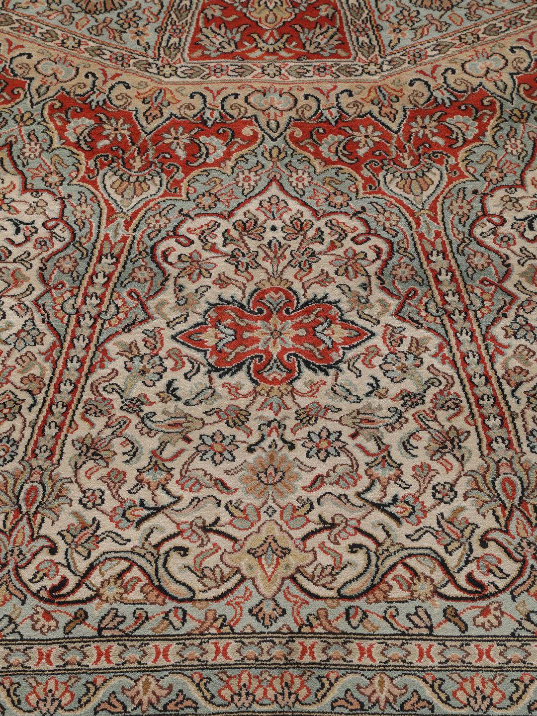 Et luksuriøst håndknyttet Kashmir-silketæppe fra Indien med komplekse røde og beige blomstermotiver.