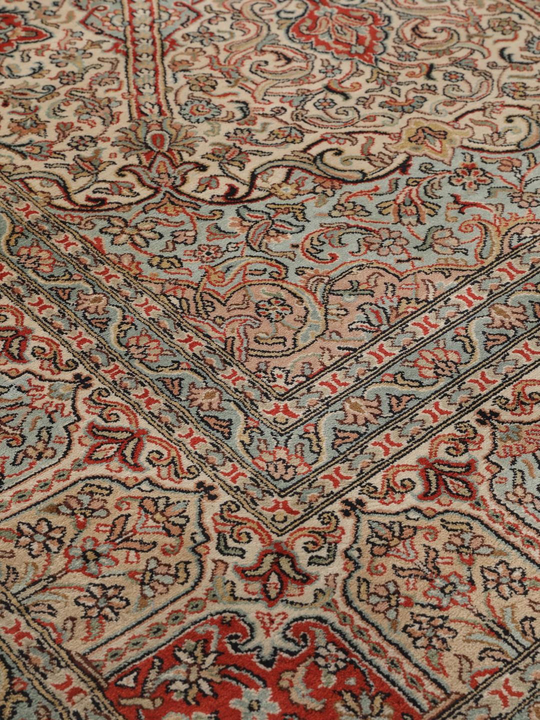 Et luksuriøst håndknyttet Kashmir-silketæppe fra Indien med komplekse røde og beige blomstermotiver.
