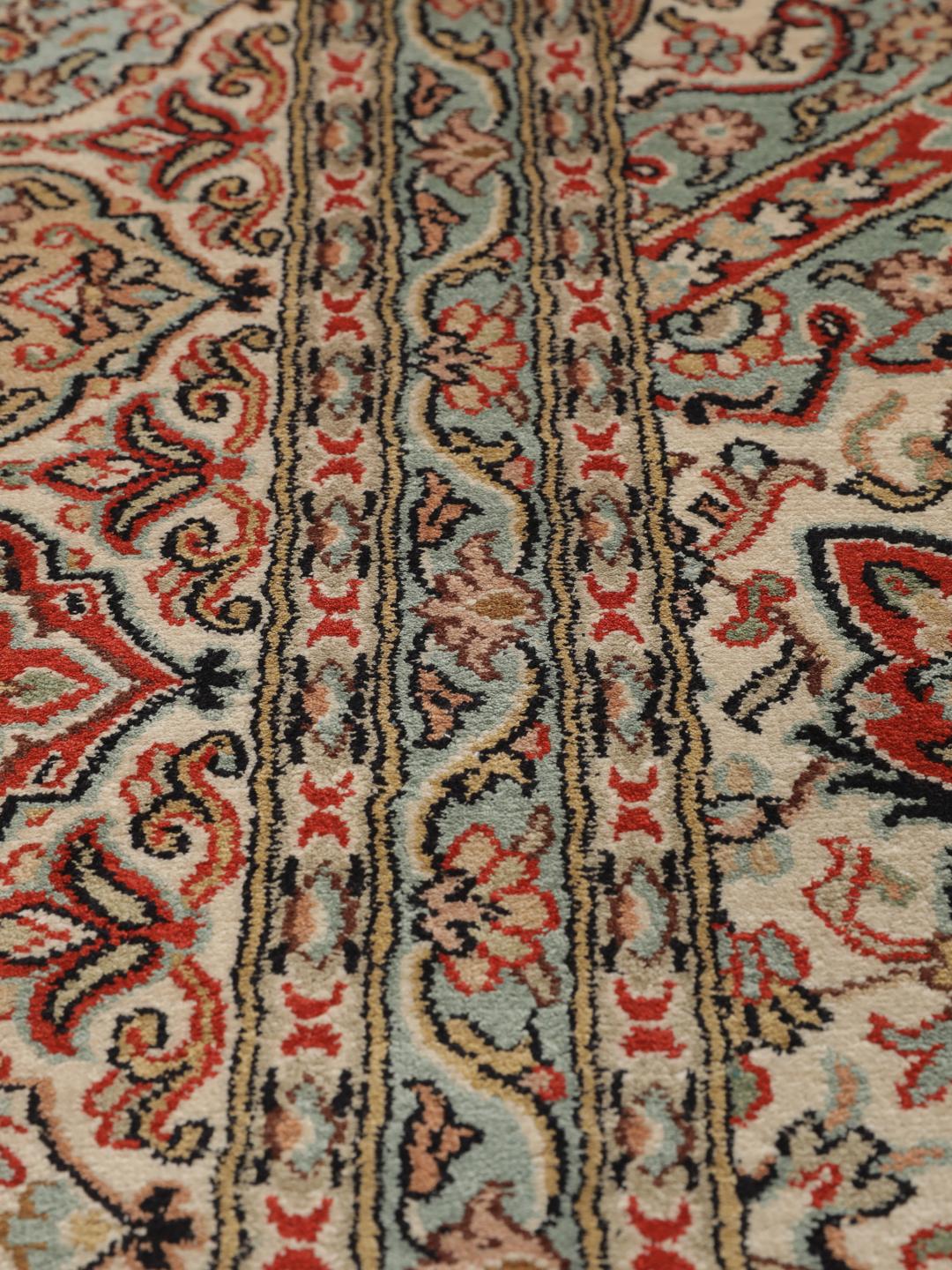 Et luksuriøst håndknyttet Kashmir-silketæppe fra Indien med komplekse røde og beige blomstermotiver.