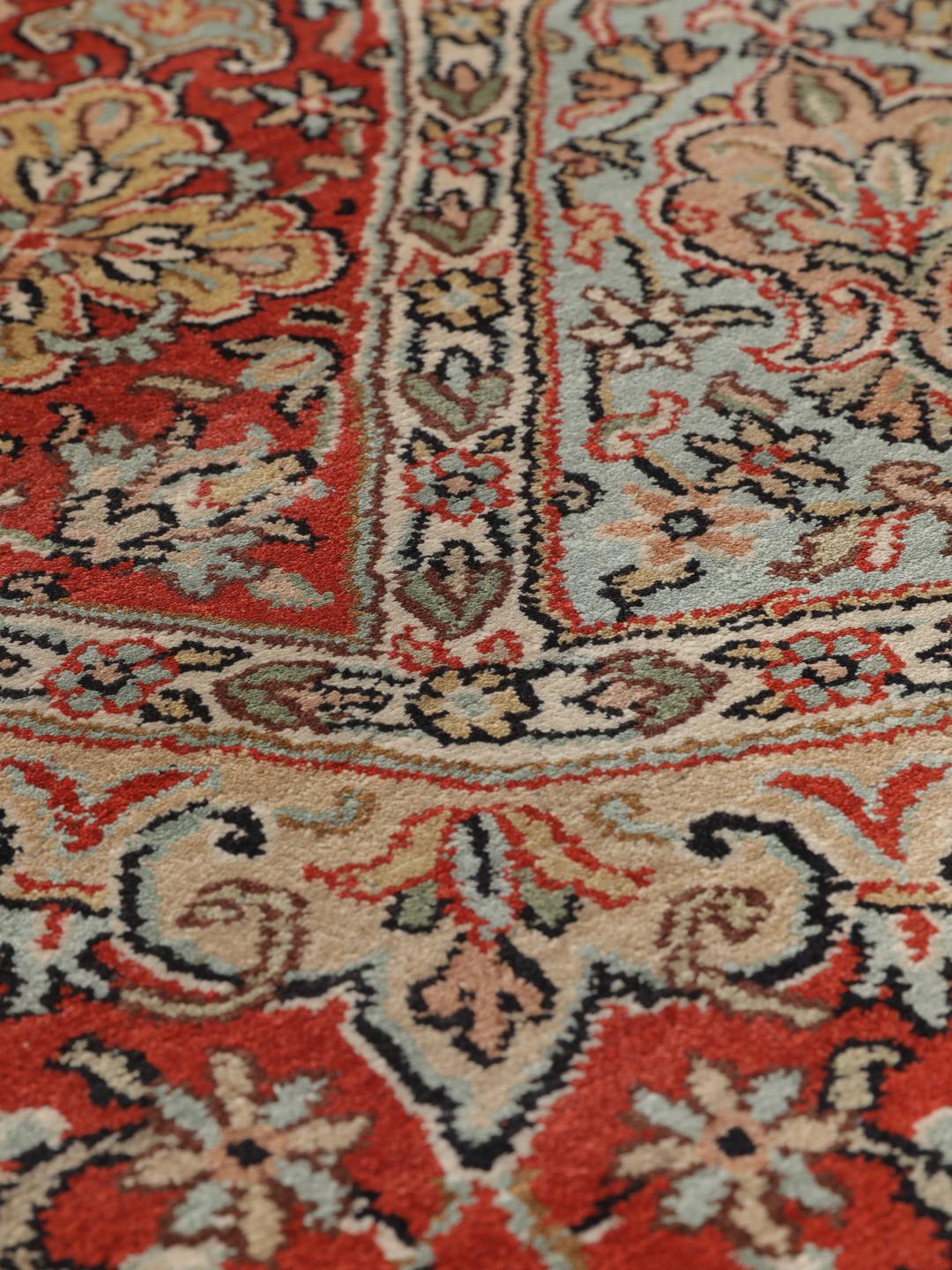 Et luksuriøst håndknyttet Kashmir-silketæppe fra Indien med komplekse røde og beige blomstermotiver.