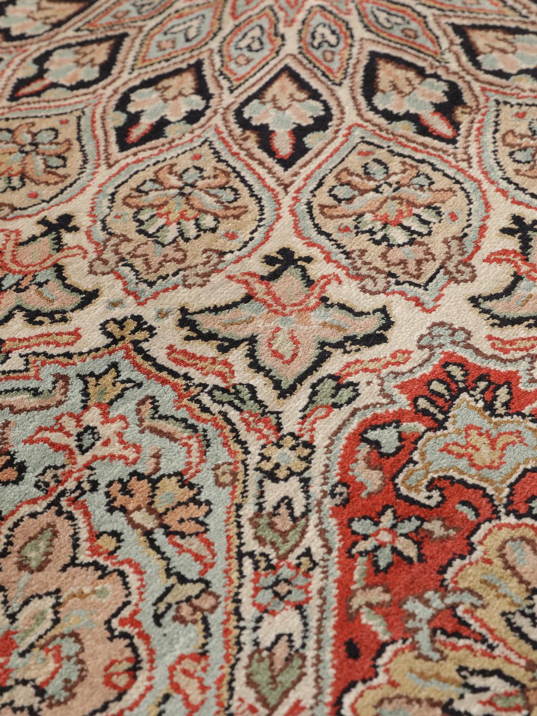 Et luksuriøst håndknyttet Kashmir-silketæppe fra Indien med komplekse røde og beige blomstermotiver.