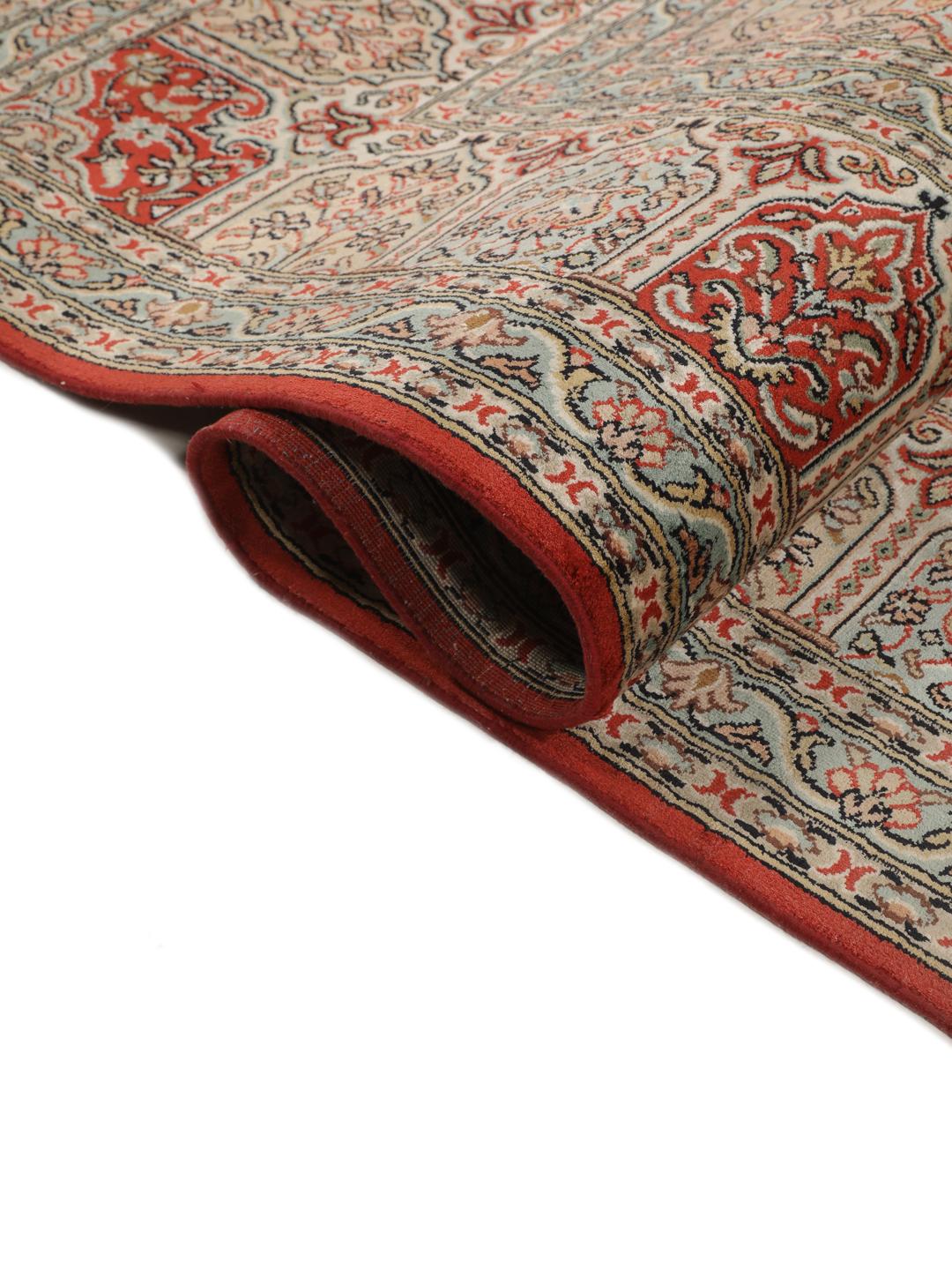 Et luksuriøst håndknyttet Kashmir-silketæppe fra Indien med komplekse røde og beige blomstermotiver.