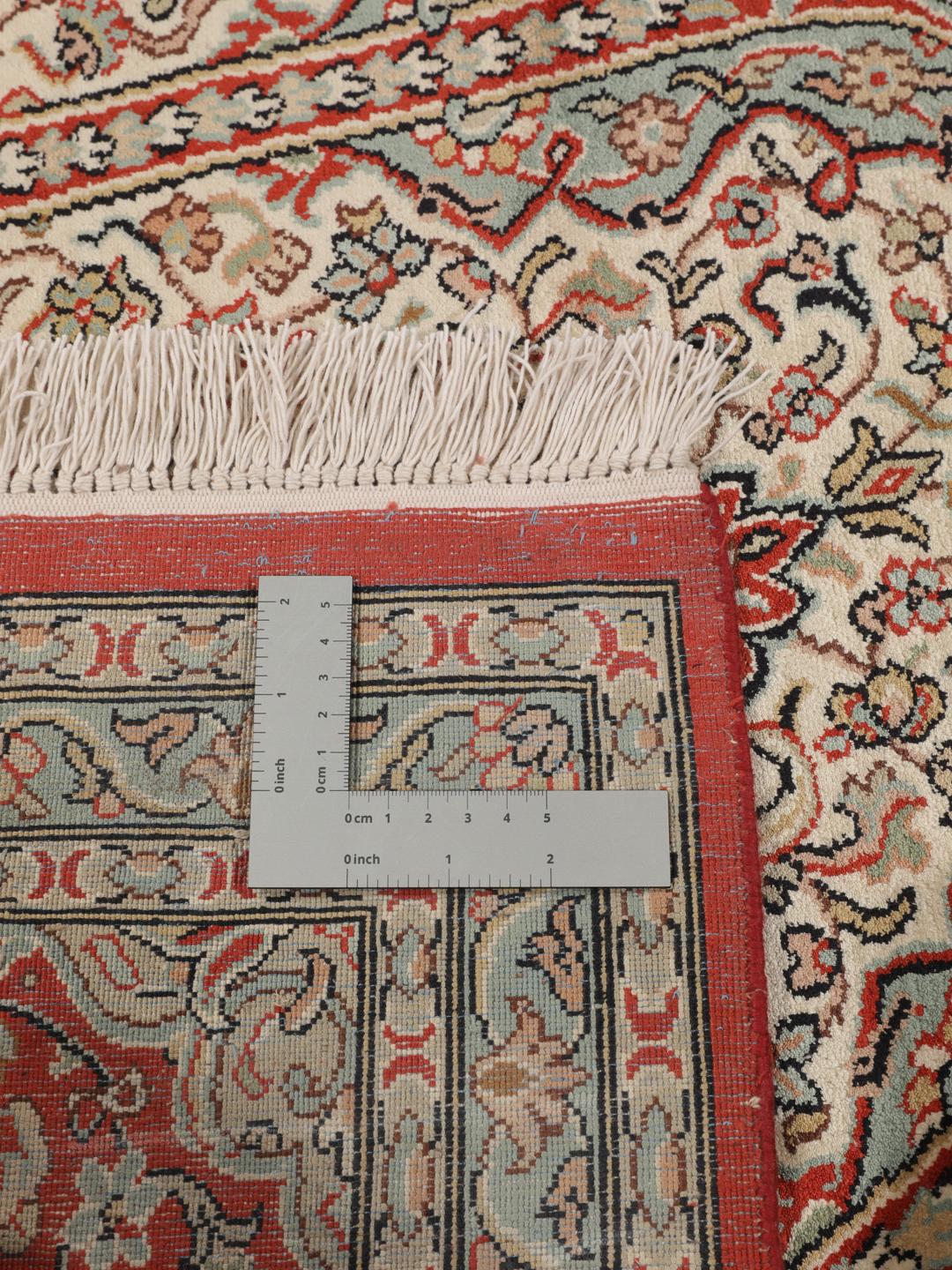 Et luksuriøst håndknyttet Kashmir-silketæppe fra Indien med komplekse røde og beige blomstermotiver.