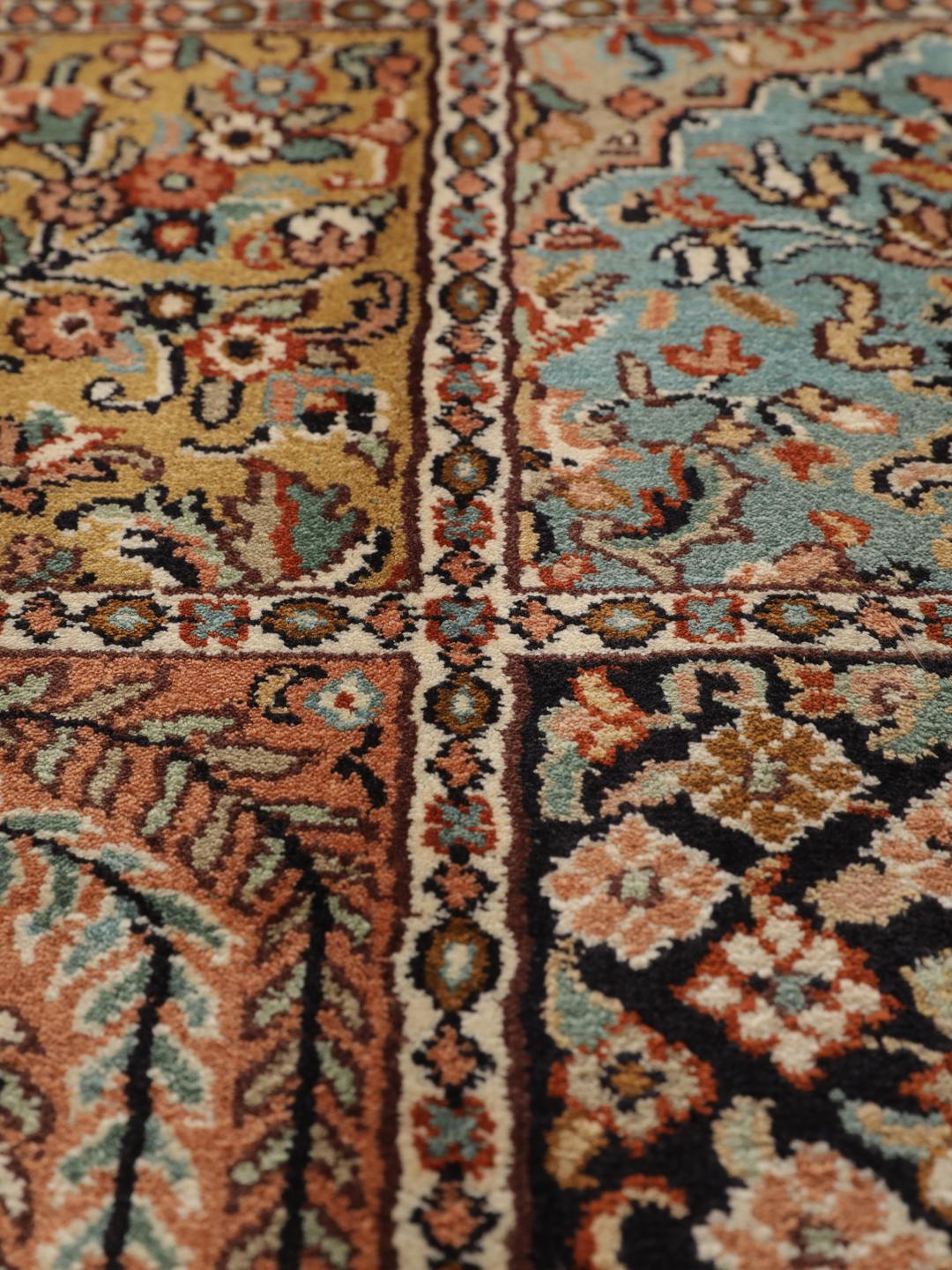 Luksuzni ručno čvorani svileni tepih iz Kašmira iz Indije s zamršenim cvjetnim panel dizajnom u višebojnim tonovima.