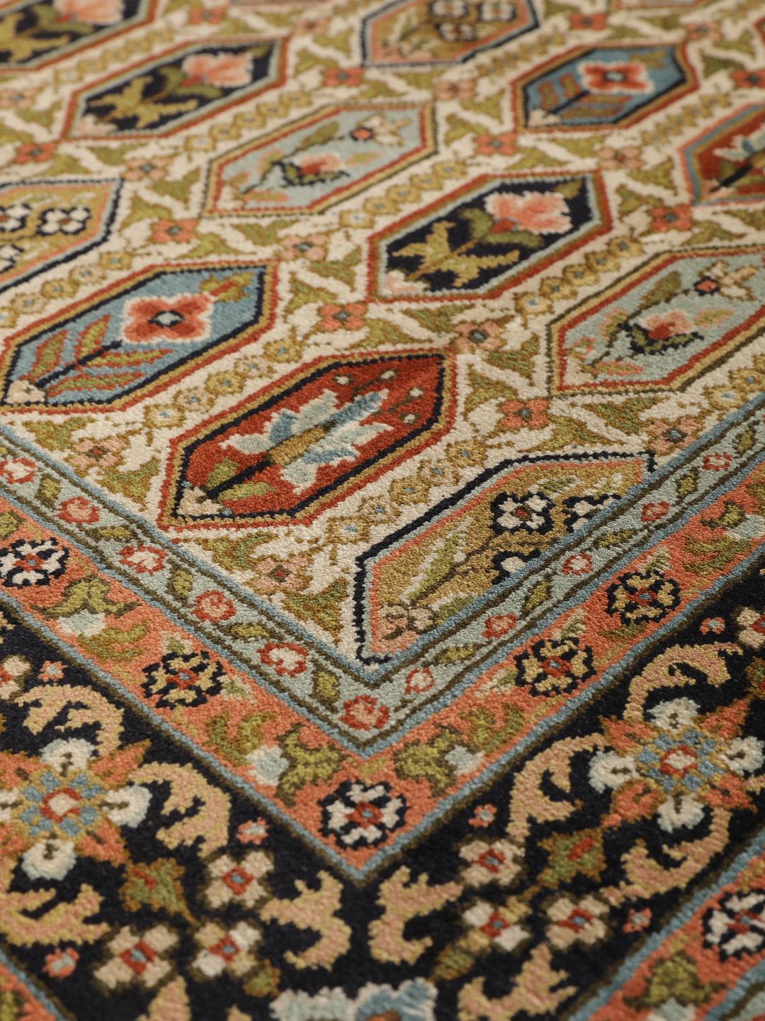 Handgeknoopt Kashmir zijden tapijt uit India met een gedetailleerd bloemmotief in multicolortinten