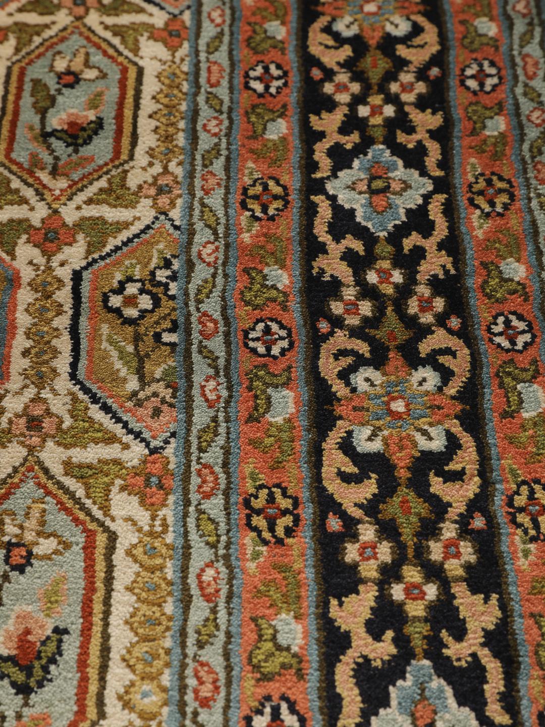 Handgeknoopt Kashmir zijden tapijt uit India met een gedetailleerd bloemmotief in multicolortinten