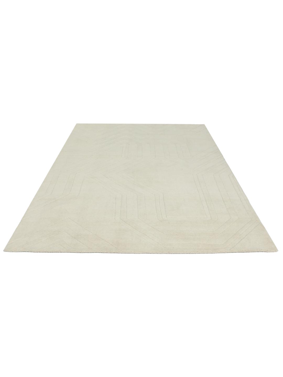 Wit handgeweven wollen tapijt met een subtiel geometrisch patroon