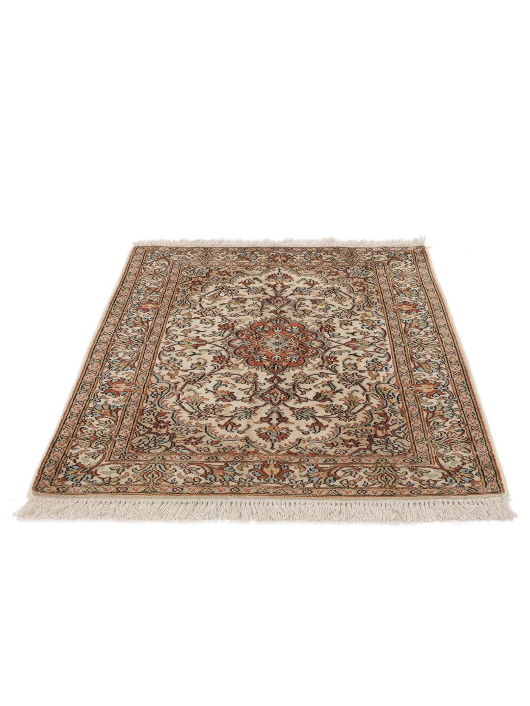Handgeknoopt Kashmir zijden tapijt uit India met een beige achtergrond en bloemmotieven