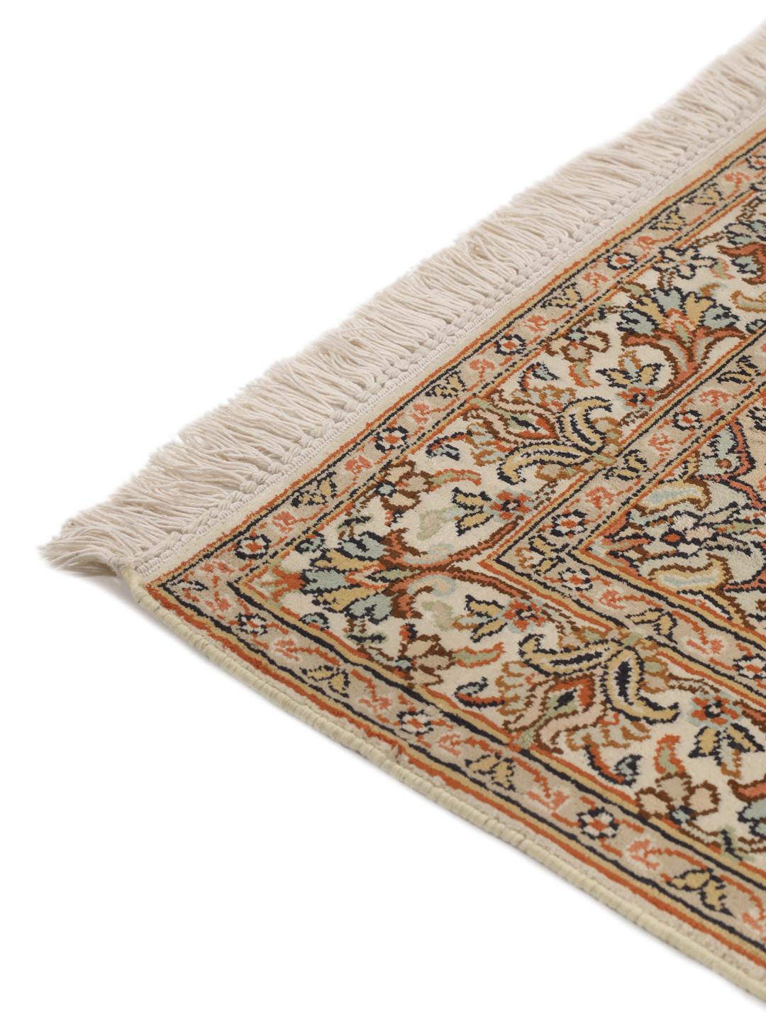 Handgeknoopt Kashmir zijden tapijt uit India met een beige achtergrond en bloemmotieven