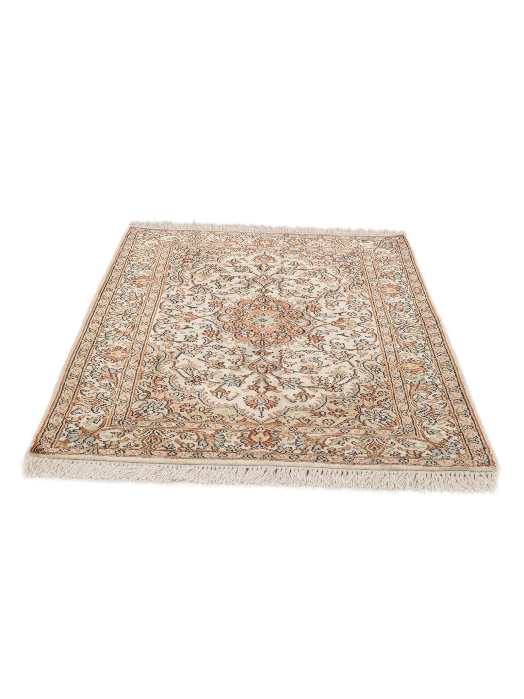 Handgeknoopt Kashmir zijden tapijt uit India met een beige achtergrond en bloemmotieven