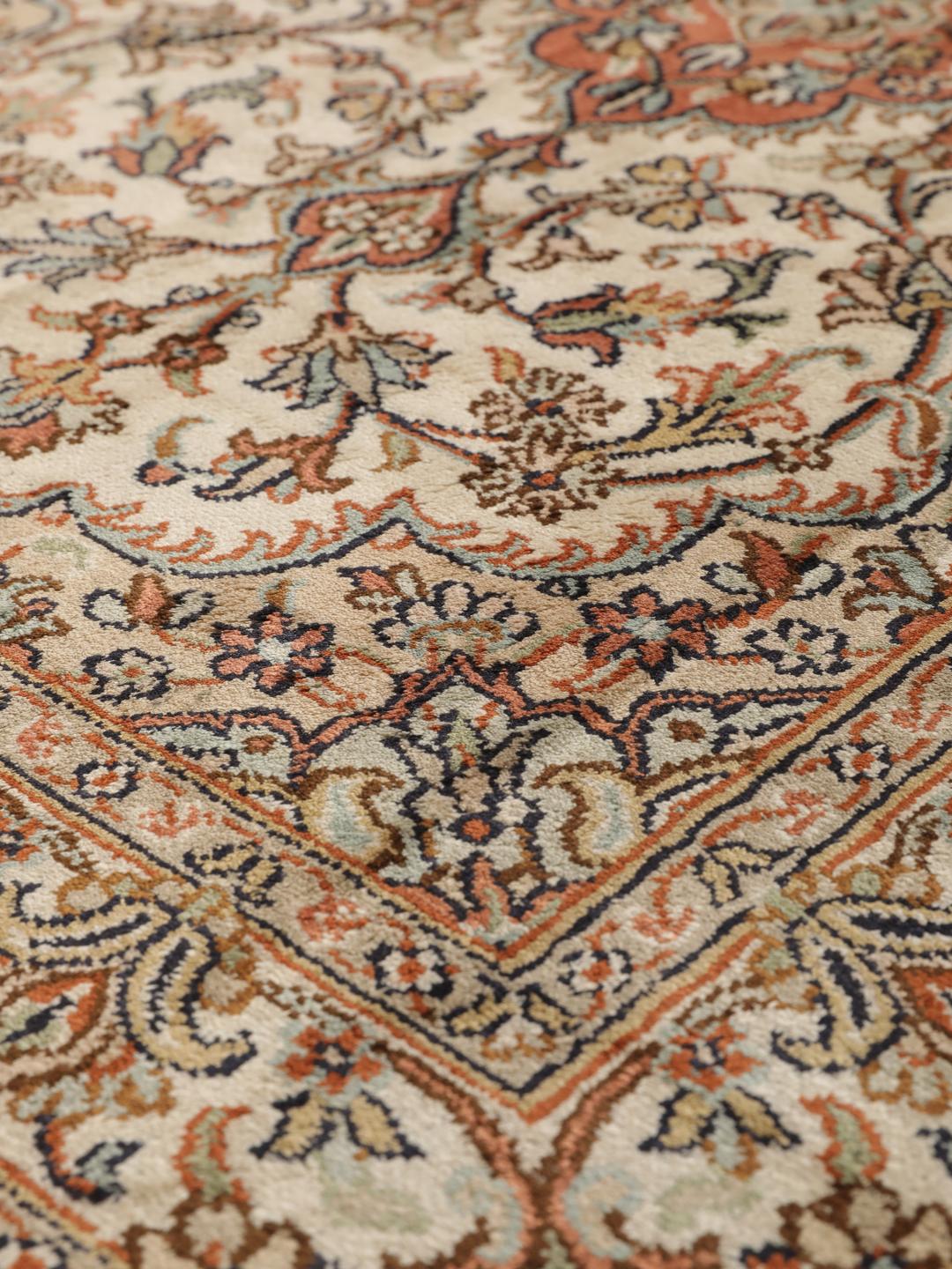 Handgeknoopt Kashmir zijden tapijt uit India met een beige achtergrond en bloemmotieven