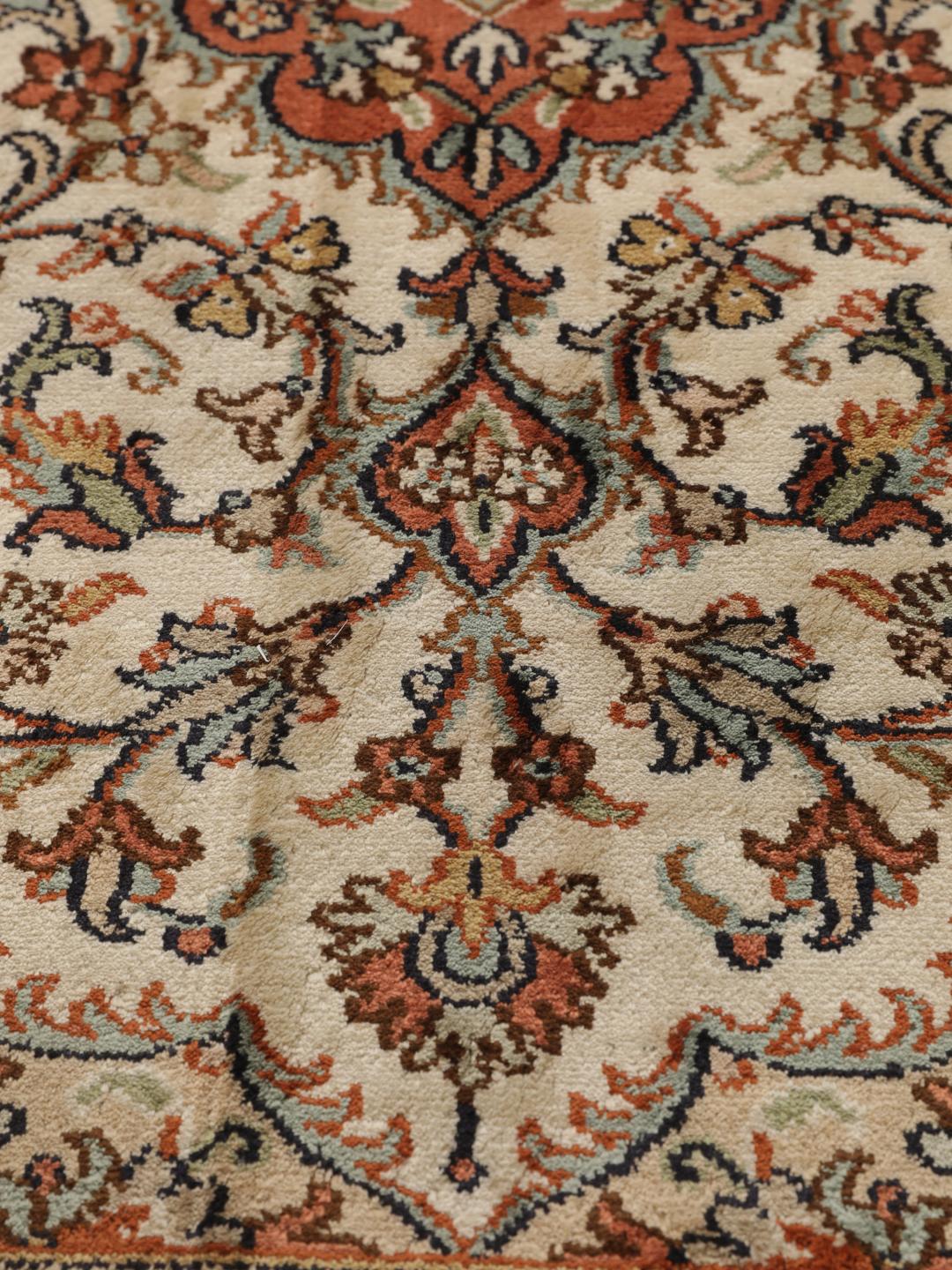 Handgeknoopt Kashmir zijden tapijt uit India met een beige achtergrond en bloemmotieven