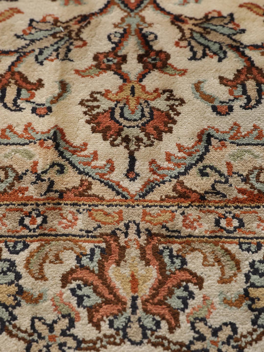 Handgeknoopt Kashmir zijden tapijt uit India met een beige achtergrond en bloemmotieven