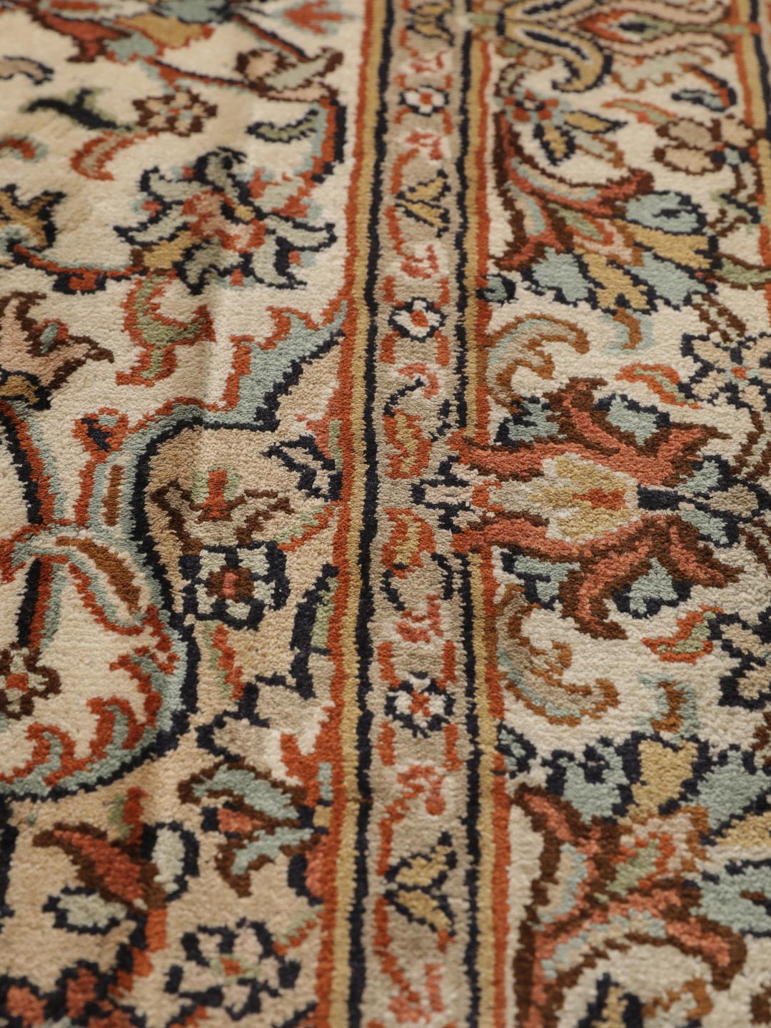 Handgeknoopt Kashmir zijden tapijt uit India met een beige achtergrond en bloemmotieven