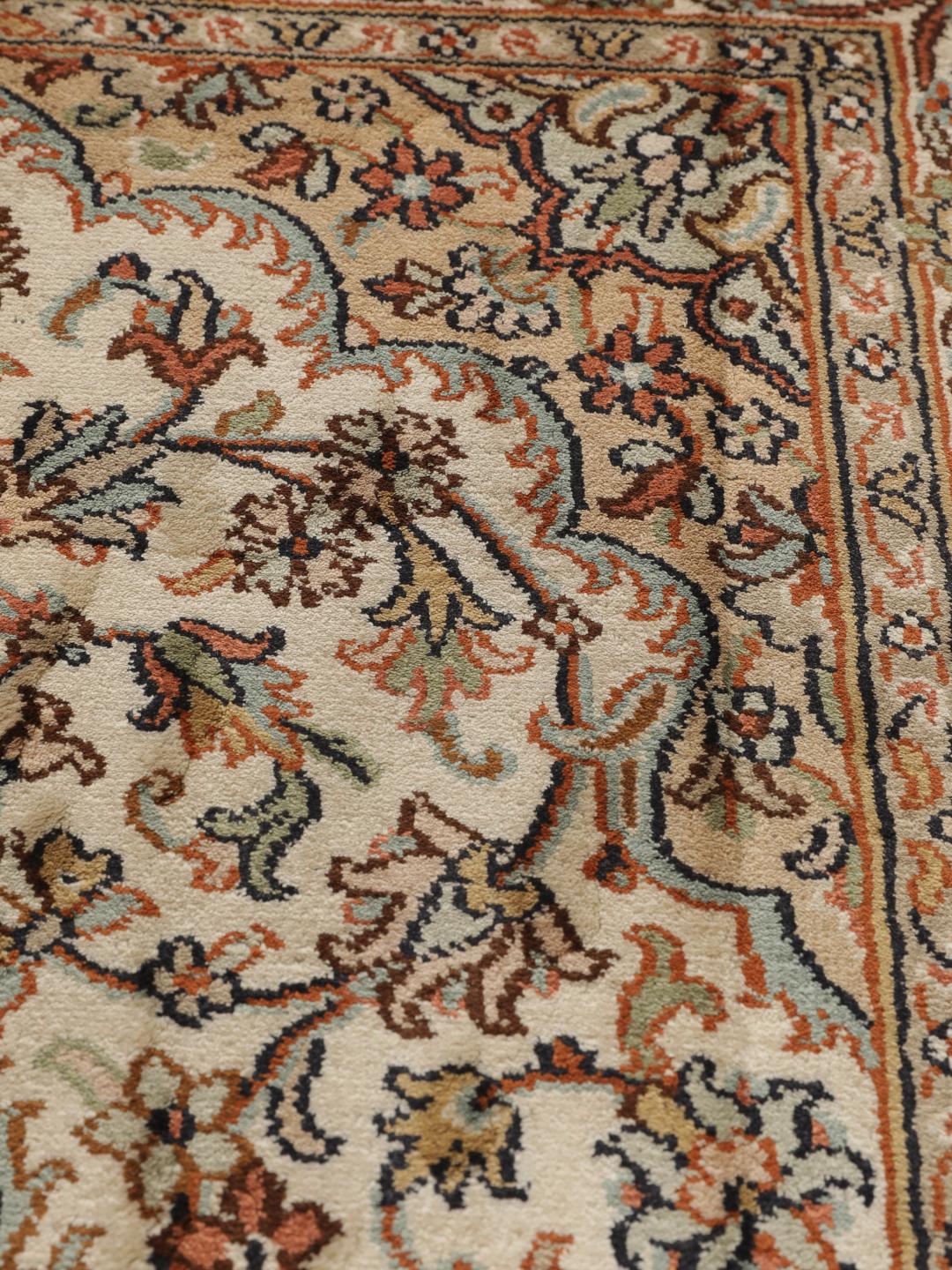 Handgeknoopt Kashmir zijden tapijt uit India met een beige achtergrond en bloemmotieven