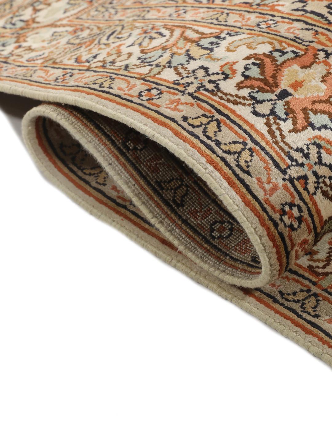 Handgeknoopt Kashmir zijden tapijt uit India met een beige achtergrond en bloemmotieven