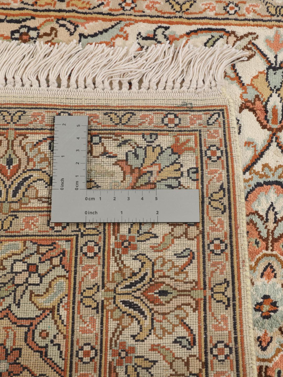 Handgeknoopt Kashmir zijden tapijt uit India met een beige achtergrond en bloemmotieven