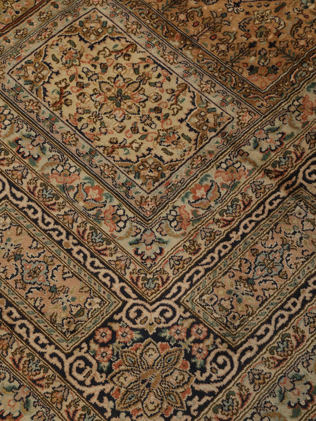 Duży, ręcznie wiązany dywan z jedwabiu Kashmir z Indii w beżowy i wielokolorowy wzór geometryczny.