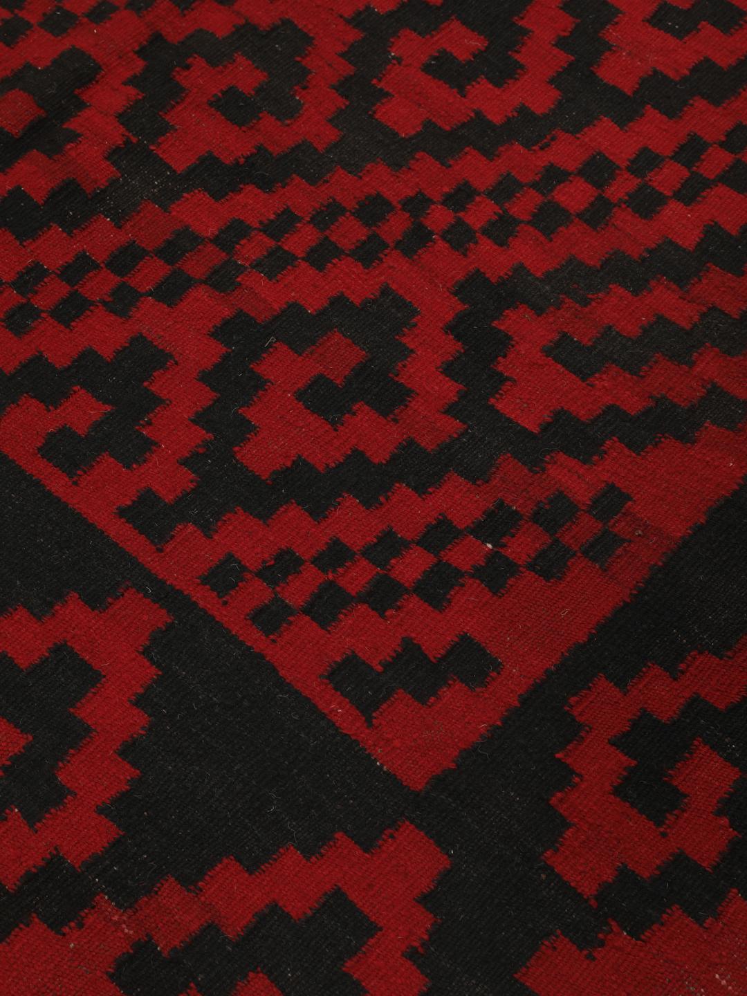 Afghansk vintage kelim-løber med geometriske mønstre i rød og sort